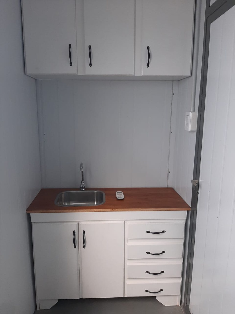 Habitaculo/Oficina con baño y kitchenet